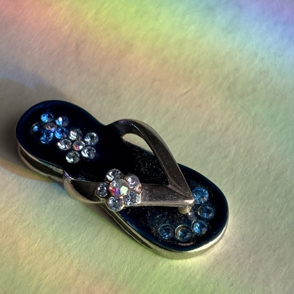 Sandals for your neck sterling silver flip flop charm - Picture 4 of 8